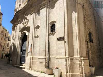 Il municipio � fiancheggiato a sinistra dalla chiesa di San Pietro, rifatta in stile barocco, ma costruita nel lontano 1184
